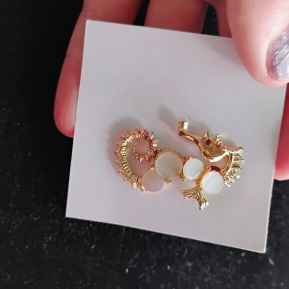 Unusual seahorse brooch - Picture 1 of 3